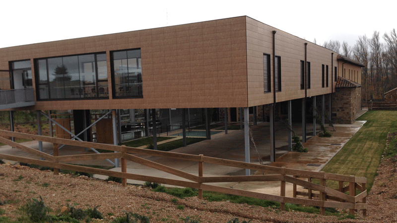 Exterior da residencia de anciáns Santa Colomba de Somoza (Grupo Las Encinas)