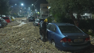 Vehículos enterrados no barro polo temporal en Grecia (REUTERS)