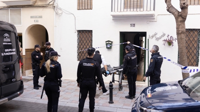 Imaxe da Policía saíndo da vivenda (Carlos Díaz/EFE)