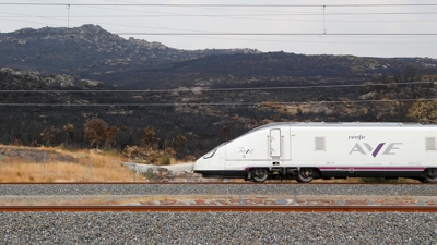 Un convoi da liña Galicia-Madrid, en A Gudiña (Carlos Castro-Europa Press-Arquivo)