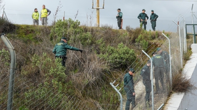 Axentes da Garda Civil durante a búsqueda para localizar as dúas persoas desaparecidas restantes (EUROPAPRESS/Francisco J.Olmo)