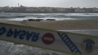 Imaxe: Paseo marítimo da Coruña, pechado ao público (EFE/Moncho Fuentes)/En directo: cámara web situada no Parador de Muxía, con vistas da praia de Lourido, da localidade de Muxía, do Santuario da Virxe da Barca e do Faro do Cabo Vilán en Camariñas