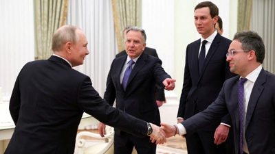 Vladimir Putin, no encontro cos enviados dos EUA, Steve Witkoff, Jared Kushner e Josh Gruenbaum( Anadolu/ vía REUTERS)