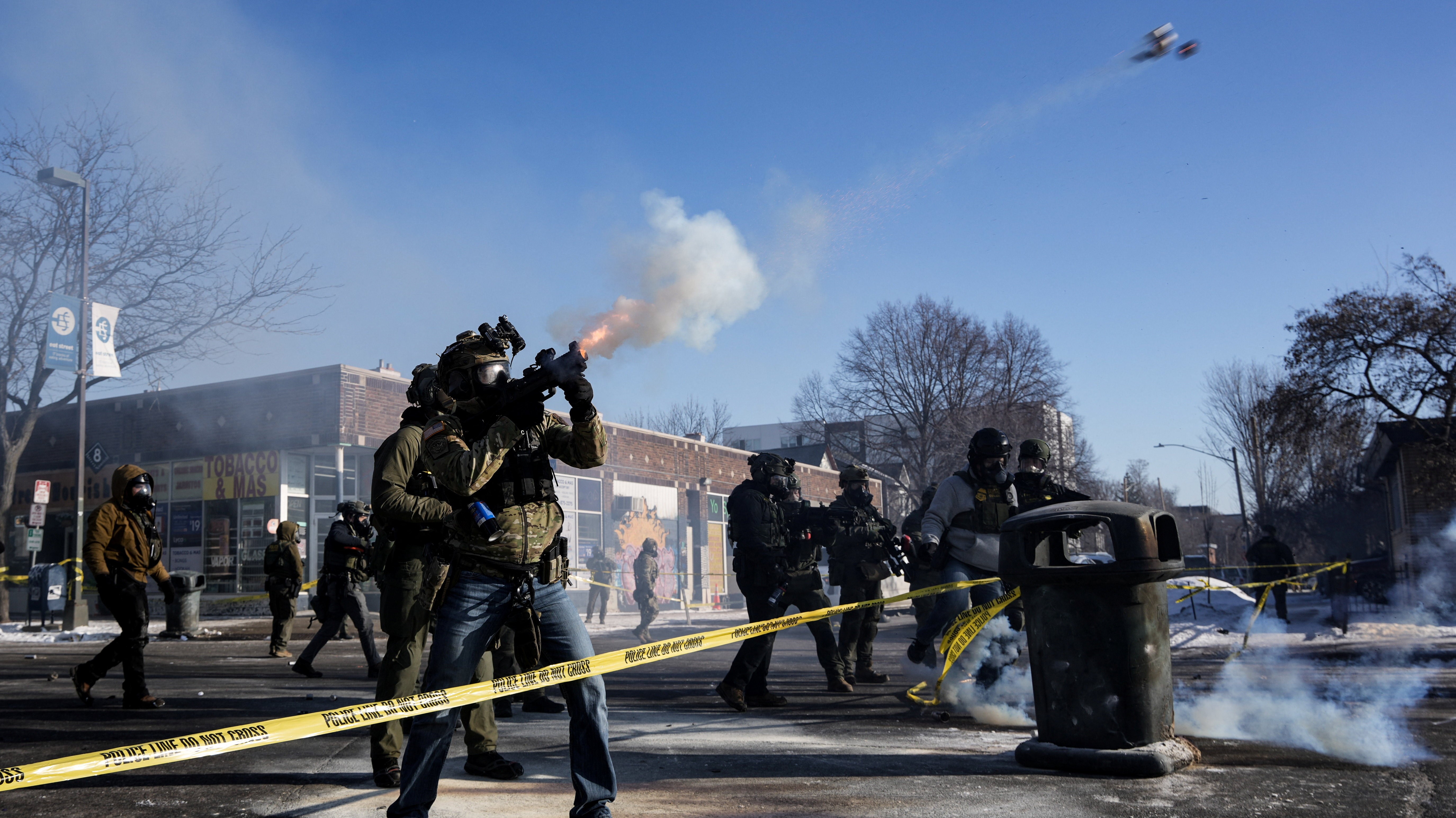 Axentes federais durante os enfrontamentos en Mineápolis. REUTERS/Tim Evans