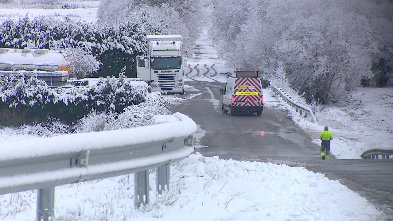 Un camión parado nunha estación de servizo da A-52