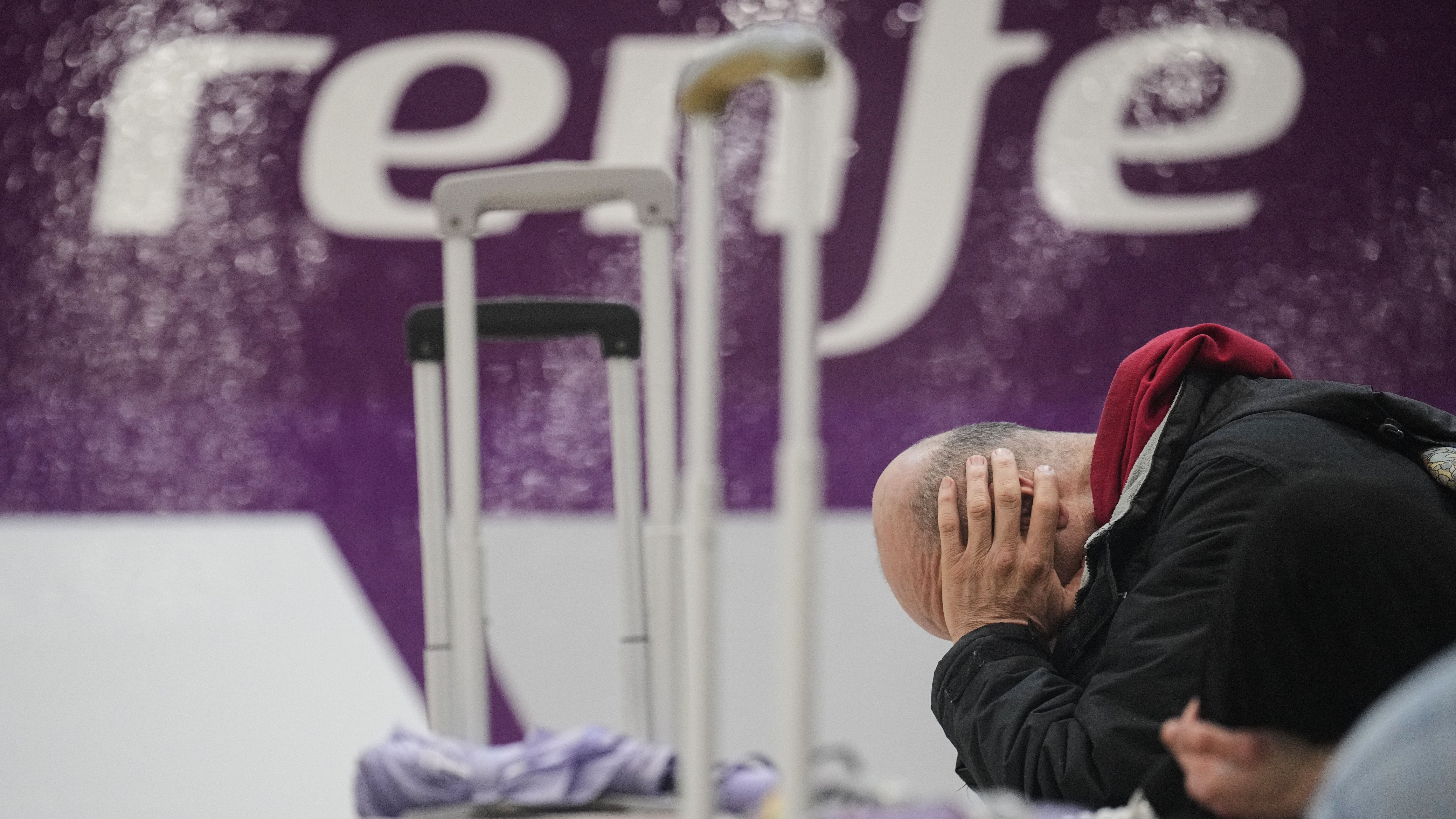 Viaxeiros afectados nunha estación de Barcelona. EFE/Marta Pérez