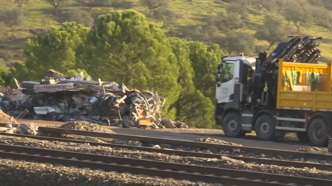 Traballos para retirar os restos do Alvia accidentado en Adamuz
