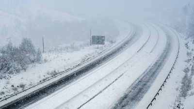 A A-52 na Gudiña cuberta de neve. EFE/Brais Lorenzo