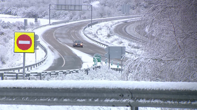Un coche circula pola A-52 na provincia de Ourense este sábado