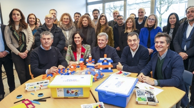 Alfonso Rueda acompañado por membros do PPdeG celebra o Día da Educación na USC. EFE/Xoán Rey
