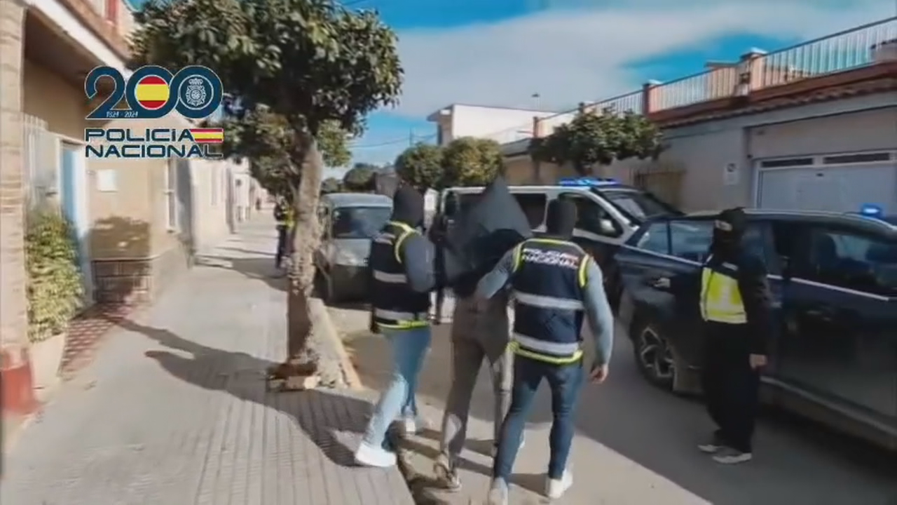 Momento da detención do home en Cartaxena. Imaxe da Policía Nacional