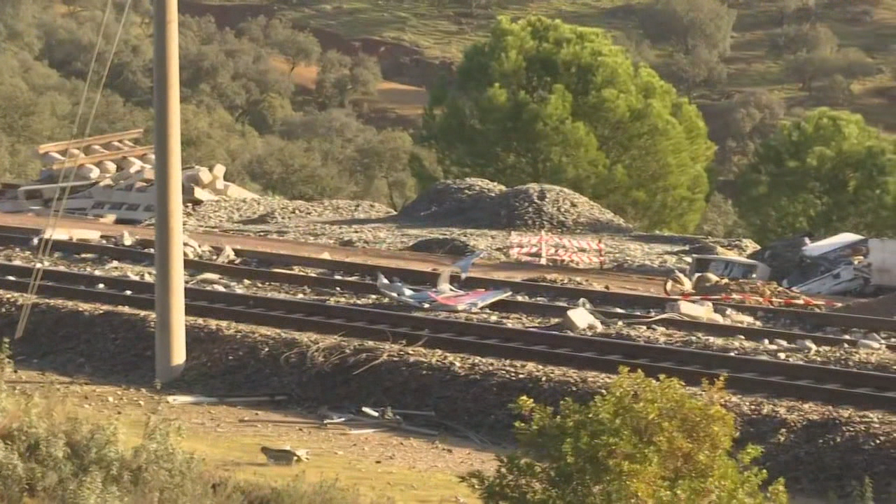 Imaxe de restos do tren Alvia na zona cero en Adamuz