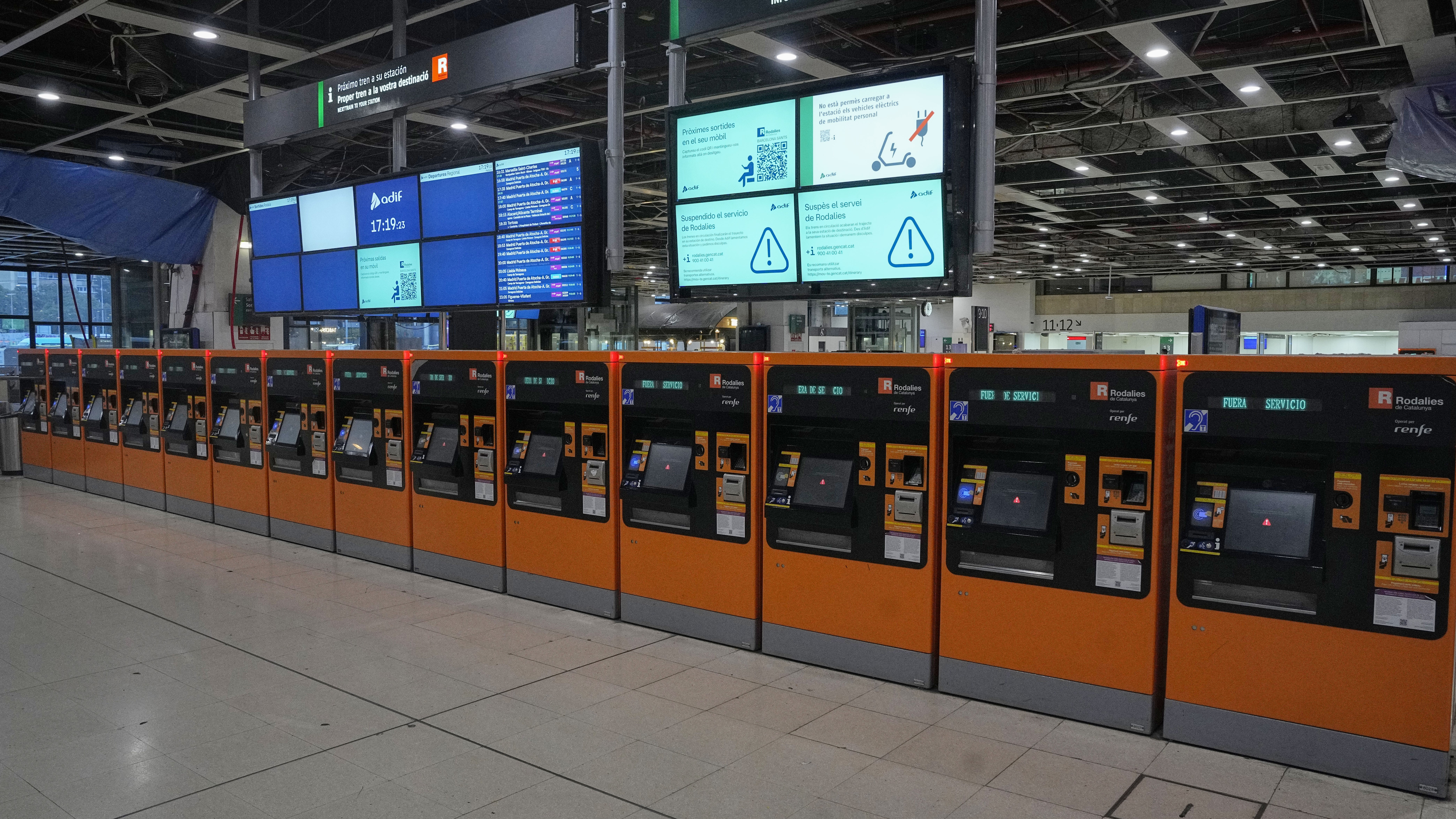 A estación Passeig de Gràcia baleira este sábado. EFE/Marta Pérez