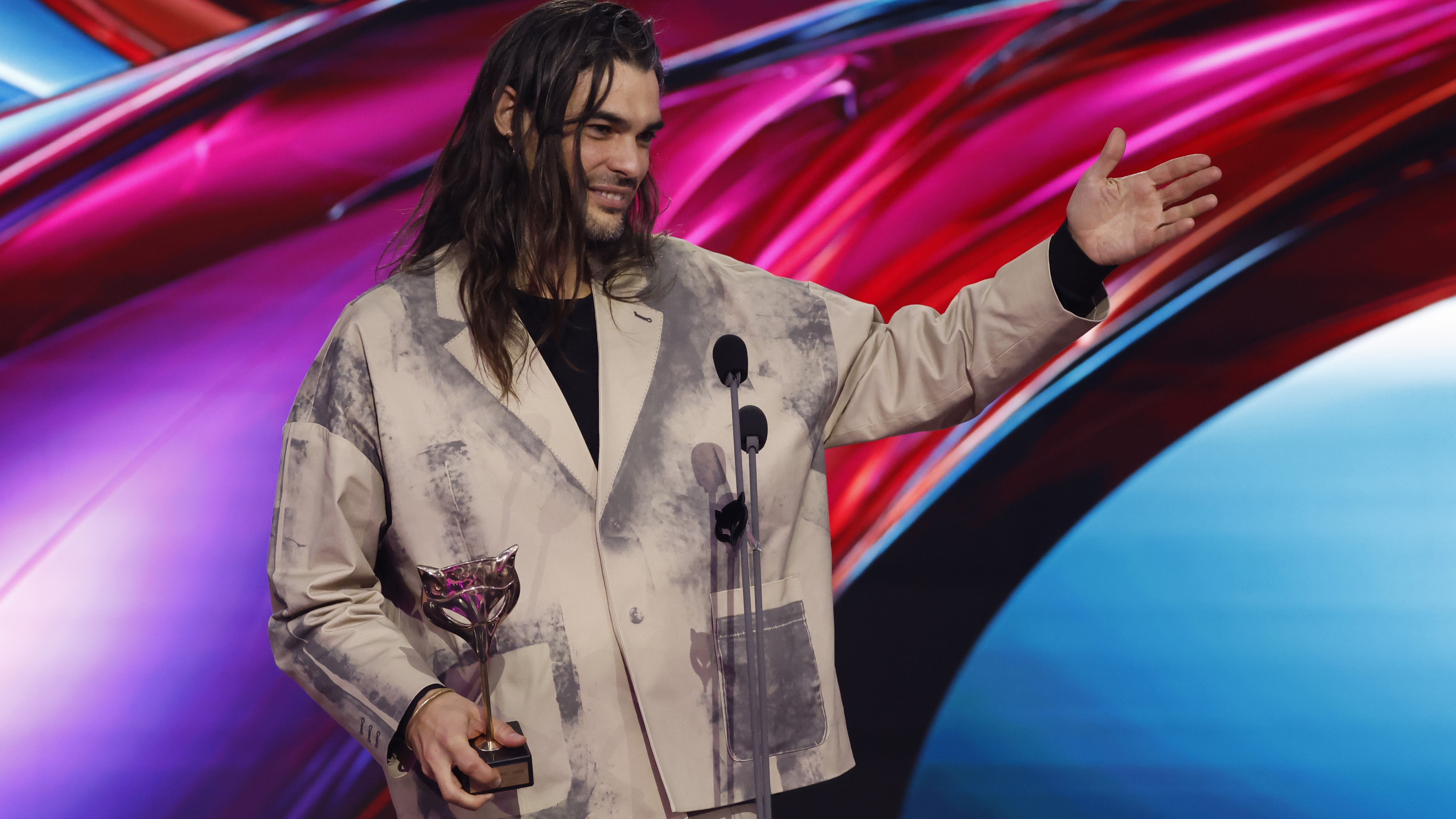 Oliver Laxe recolle o premio á mellor música orixinal. EFE/Lavandeira Jr.