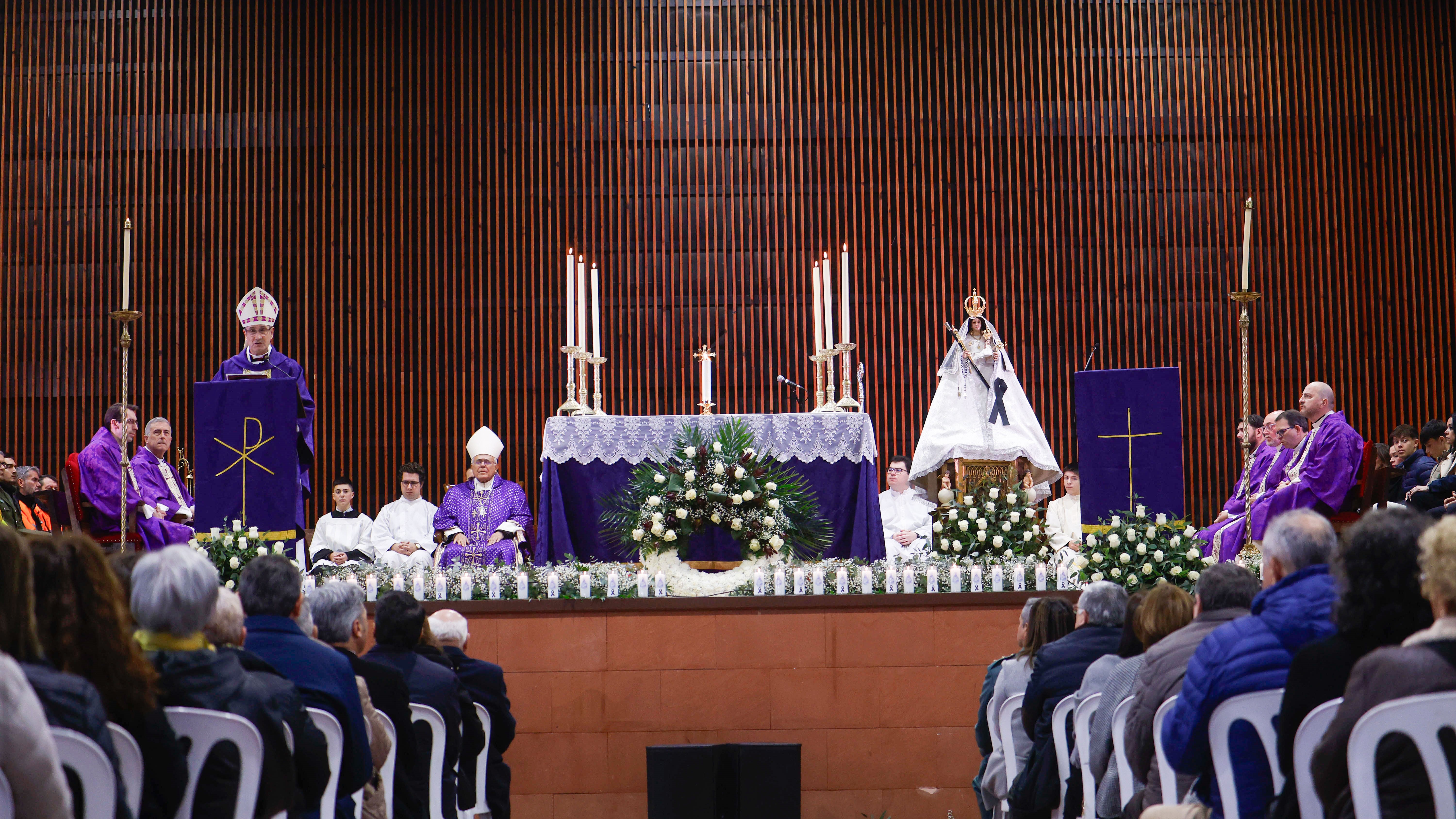 Funeral organizado este domingo en Adamuz. EFE/Salas