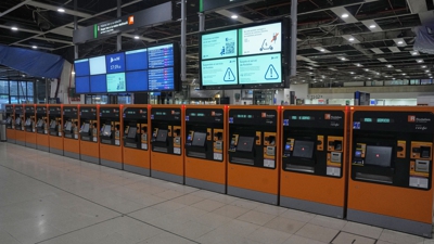 A estación Passeig de Gràcia baleira este sábado. EFE/Marta Pérez
