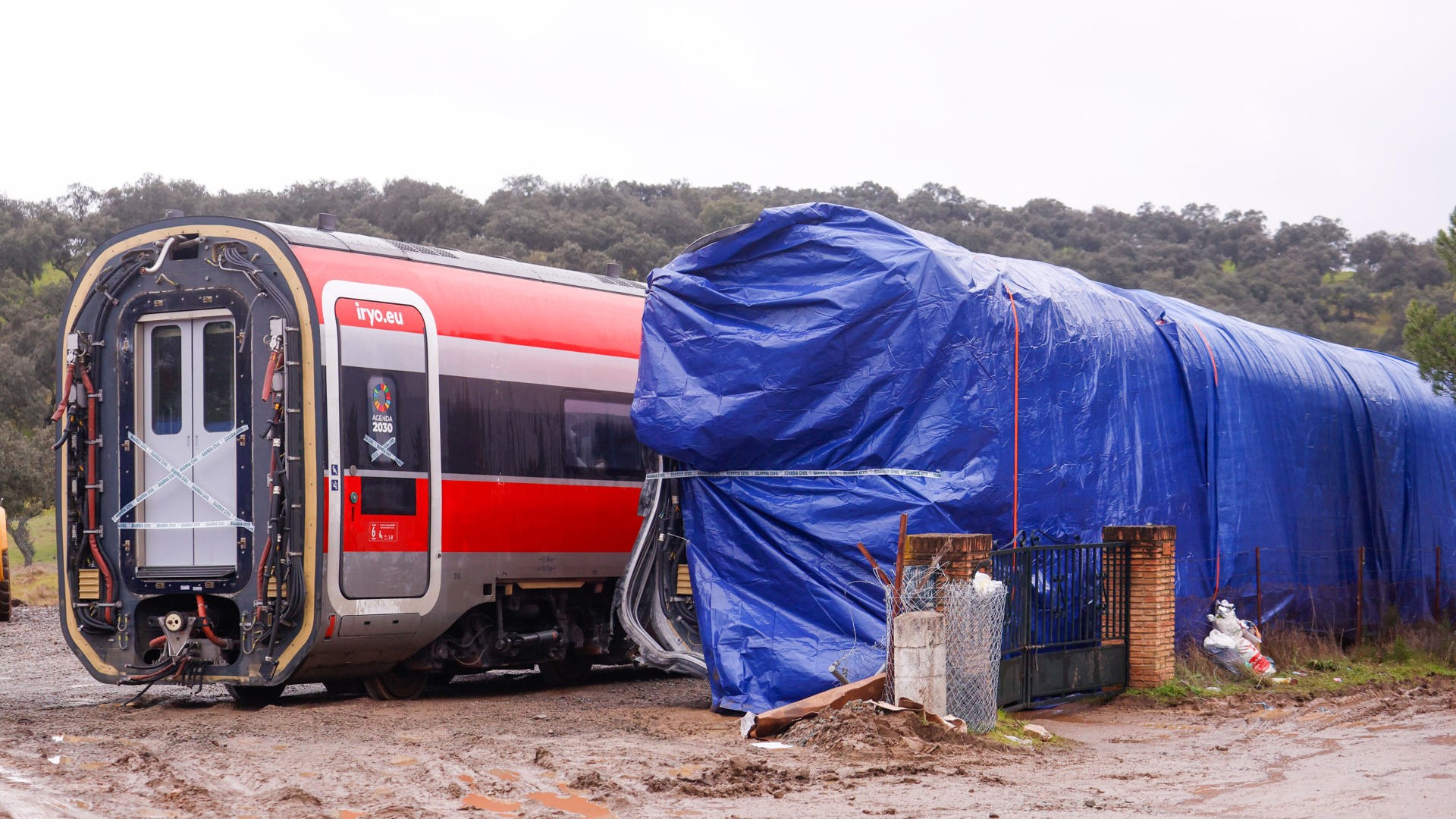 Vagóns do tren Iryo precintados nas proximidades da 