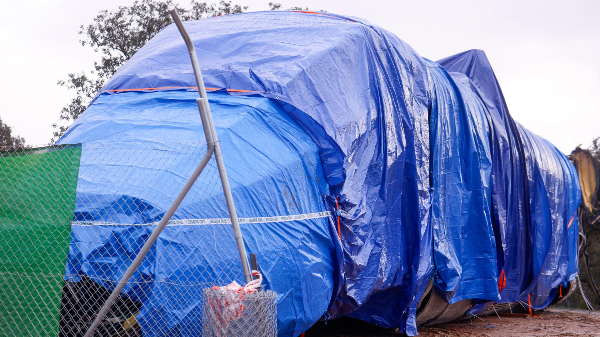 Cabeza tractora do tren Iryo accidentado, envolta e precintada nas proximidades da 