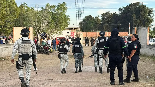 Guardia Nacional de México custodiando a zona do tiroteo deste domingo, 25 de xaneiro, en Salamanca, México (EFE/STR)