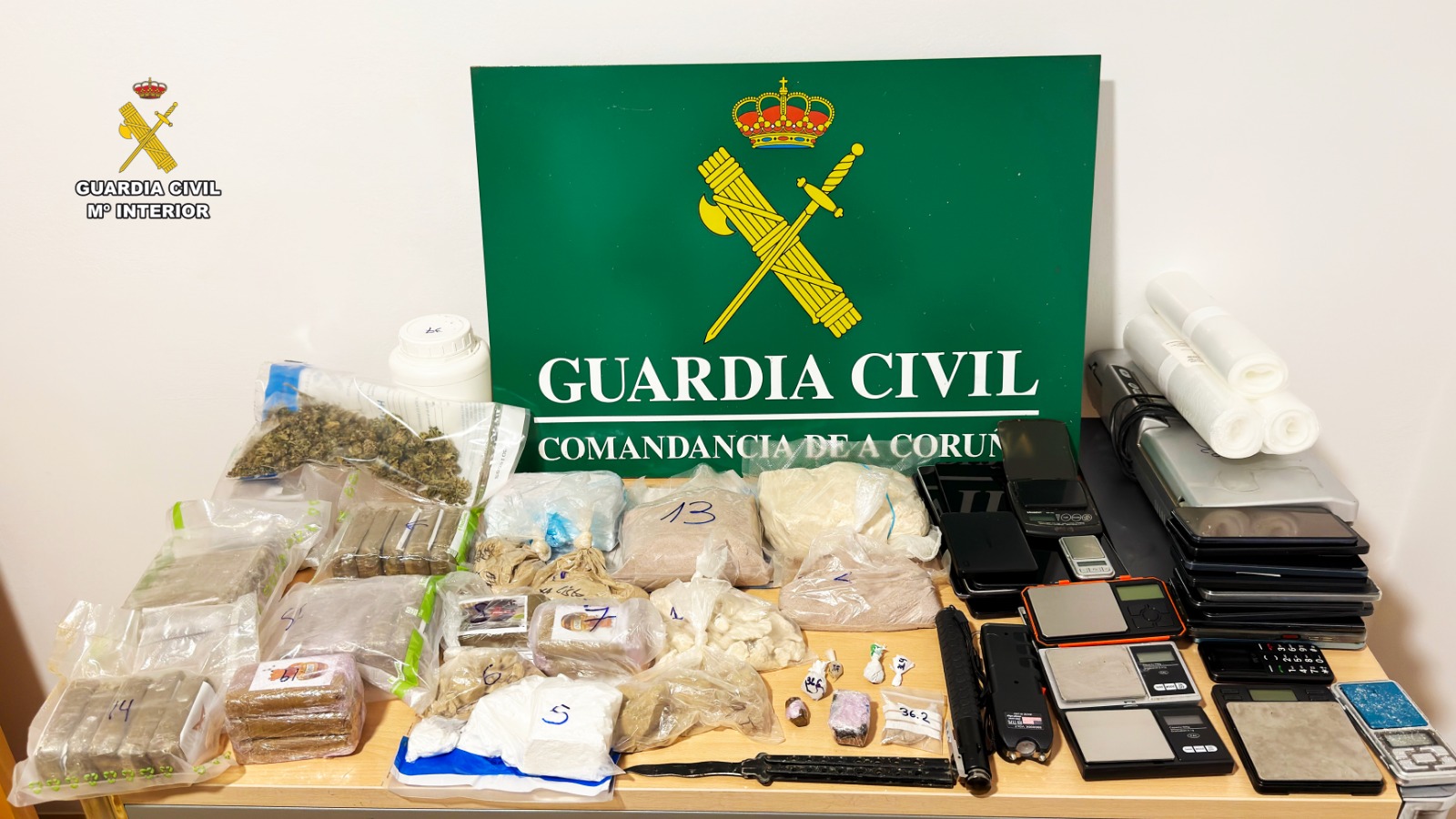 Substancias estupefacientes e material comisados pola Garda Civil na operación Chaburra, en Sada e Gandarío