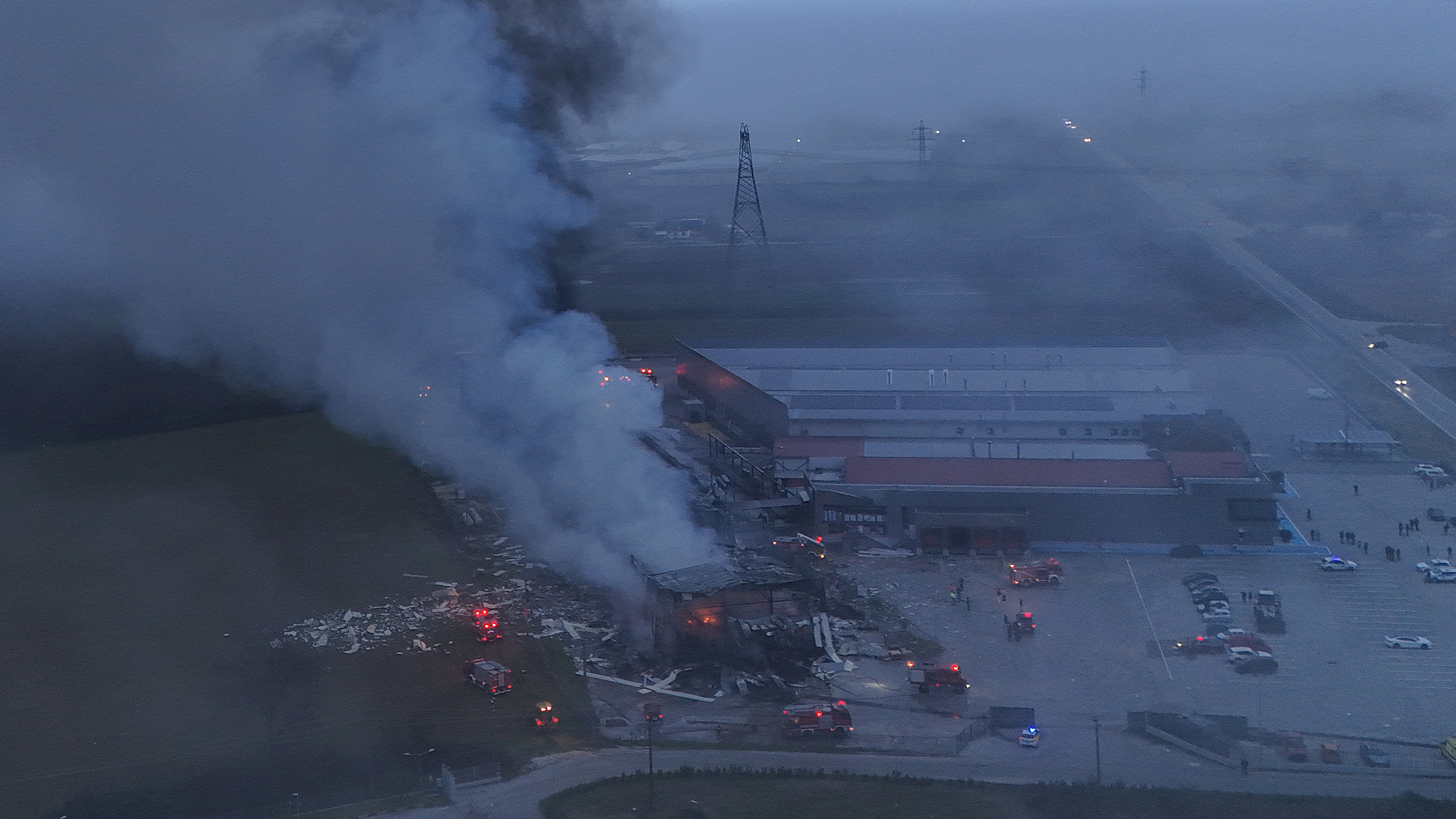 Imaxe dron da fábrica no momento que ardeu, hoxe sobre as 4:00 hora local, en Trikala, Grecia (REUTERS)