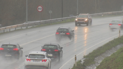 Tráfico pola estrada N-6, con chuvia, ao seu paso por Lugo