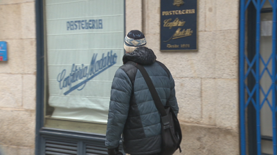 Un veciño de Lugo contempla o negocio pechado na rúa da Raíña