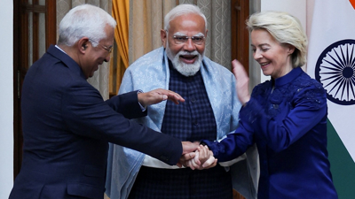 Antonio Costa, Ursula von der Leyen e Narendra Modi estreitan as mans en Nova Delhi (REUTERS/Altaf Hussain)