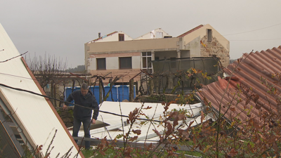 A casa de Fornelos, en Salvaterra de Miño, que quedou descuberta porque o vento arrincou todo o tellado.