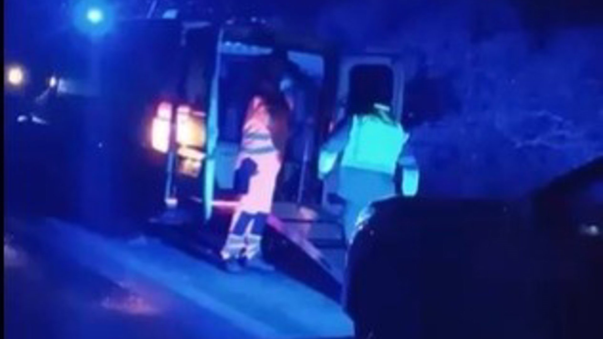 A Garda Civil auxilia aos ocupantes dunha ambulancia que viaxaba da Coruña a Madrid e que se averiou con dous pacientes dentro en pleno temporal