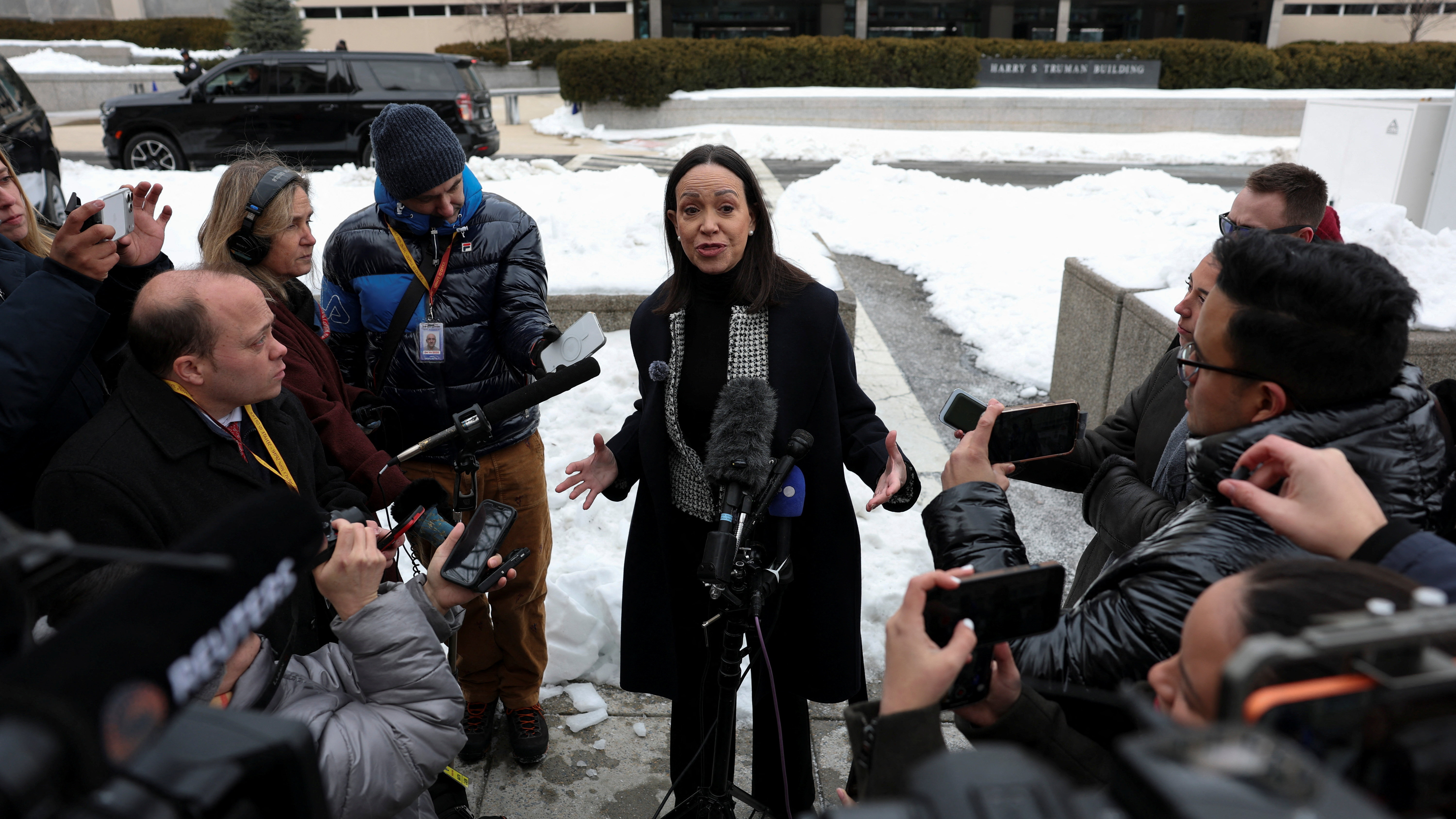 A líder opositora venezolana dá unha rolda de prensa na rúa despois da súa reunión con Rubio. REUTERS/Kylie Cooper