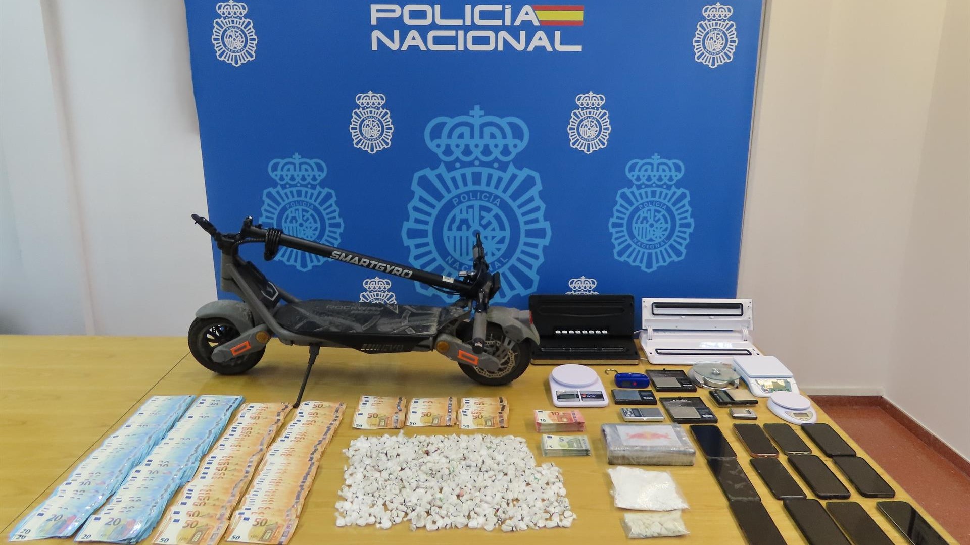 Material comisado pola Policía Nacional (EUROPAPRESS)