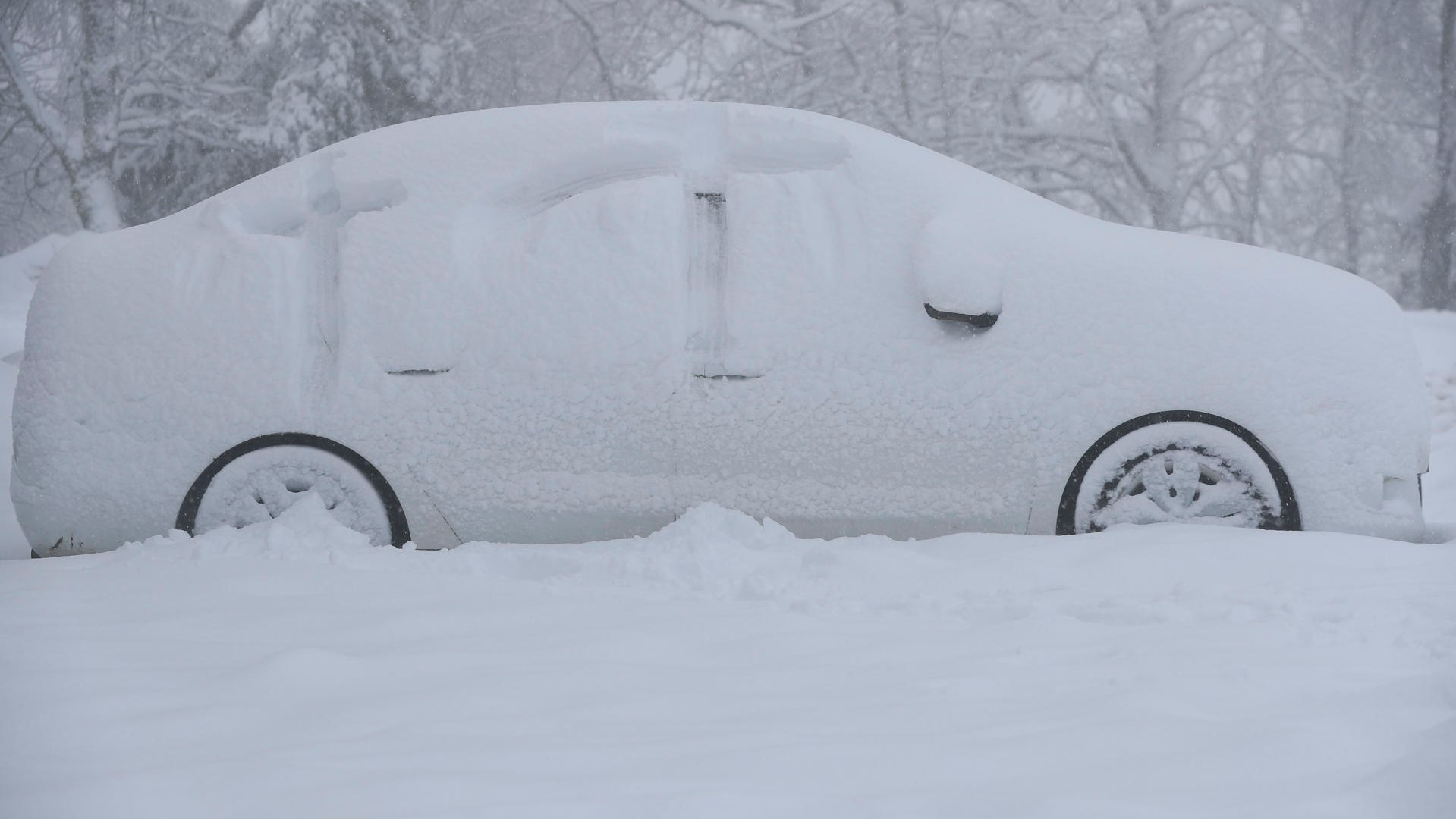 Coche cuberto en Pedrafita (EFE/ Eliseo Trigo)