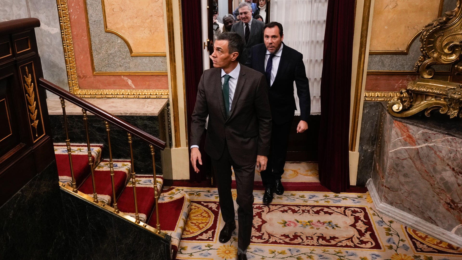 O presidente Pedro Sánchez e o ministro Óscar Puente no pleno do Congreso este martes. EFE.