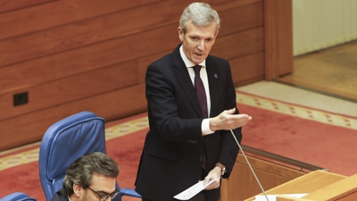 O presidente da Xunta de Galicia, Alfonso Rueda responde as preguntas da oposición durante a sesión de control ao Goberno este mércores no Parlamento (EFE/ Xoán Rey)