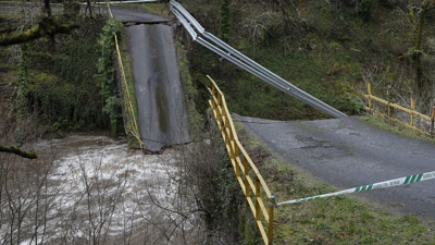 Vista da calzada dunha estrada que atravesa un río e que colapsou por mor das intensas choivas en Navia de Suarna (Lugo)/ EFE/ Eliseo Trigo