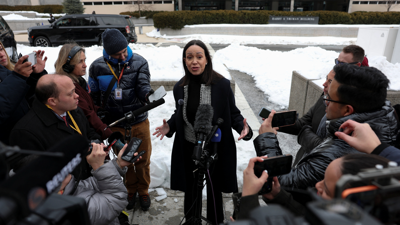 A líder opositora venezolana dá unha rolda de prensa na rúa despois da súa reunión con Rubio. REUTERS/Kylie Cooper