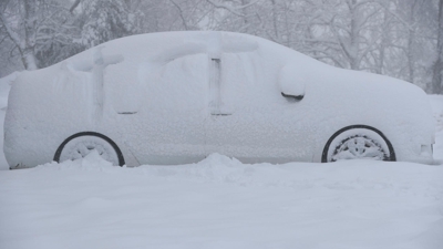Coche cuberto en Pedrafita (EFE/ Eliseo Trigo) / En directo A-6 en Pedrafita