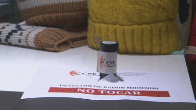 Detector colocado nunha tenda de roupa infantil do centro da cidade