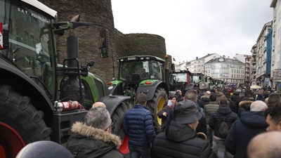 Agricultores protestando na tractorada de Lugo (EFE)