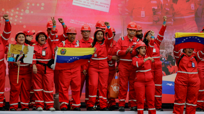 Traballadores das petroleiras maniféstanse en apoio da nova lei e piden a liberación de Maduro. REUTERS/Gaby Oraa