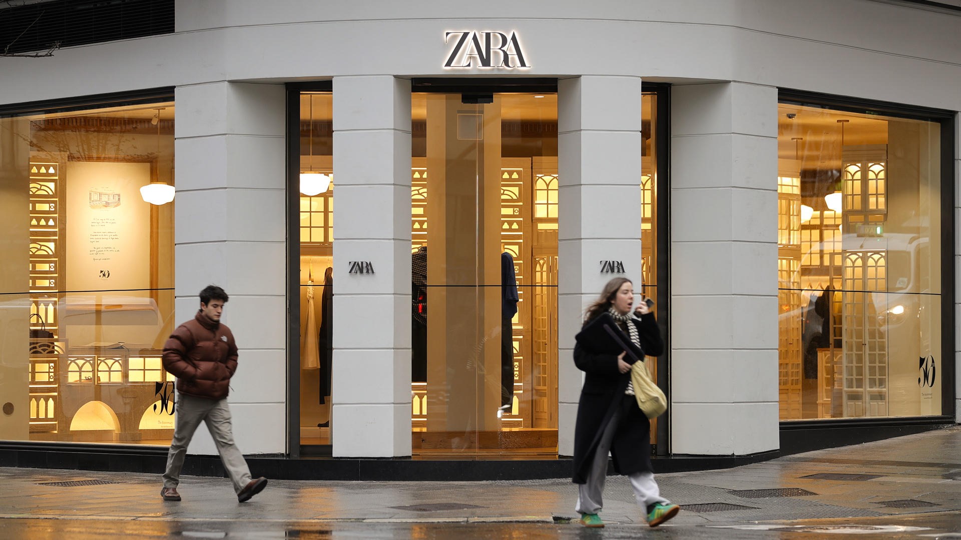 Primeira tenda de Zara, nos 64 e 66 da rúa Juan Flórez, na Coruña (EFE)