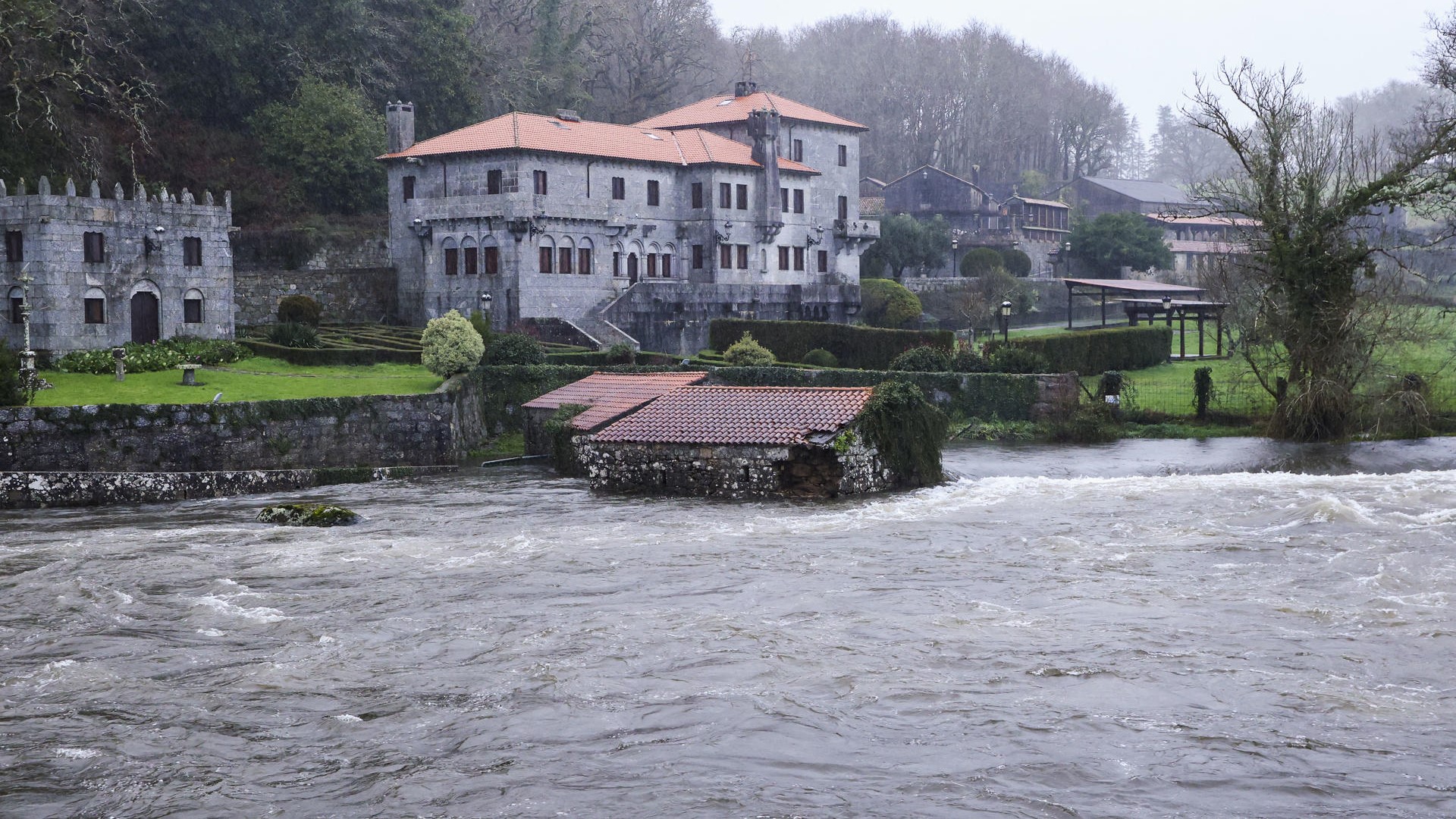 O rio Tambre ao seu paso pola localidade de Ponte Maceira (EFE/ Xoán Rey)
