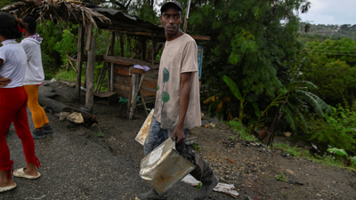 O combustible comeza a escasear en Cuba e a cidadanía bota man do carbón para cociñar nos seus fogares (REUTERS/Norlys Perez)