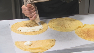 O xerente dunha pastelería do barrio lucense de Montirón reenche unha filloa con nata