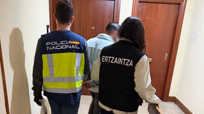Os detidos xunto á Policia Nacional ea Ertzaintza (  ERTZAINTZA)