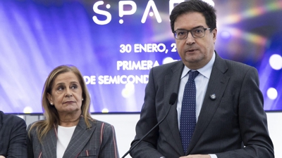 O ministro para a Transformación Dixital e da Función Pública, Óscar López, intervén no acto de colocación da primeira pedra da planta de semiconductores fotónicos do Proxecto Sparc en Vigo. EFE/ Salvador Sas
