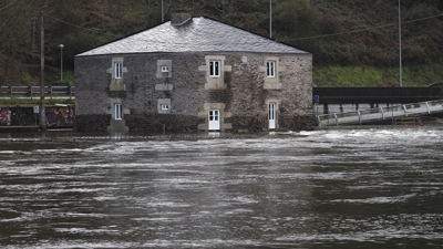 Imaxe dun antigo molino inundado polo río Miño en Lugo ( EFE/ Eliseo Trigo) Webcam Ortigueira da CSAG