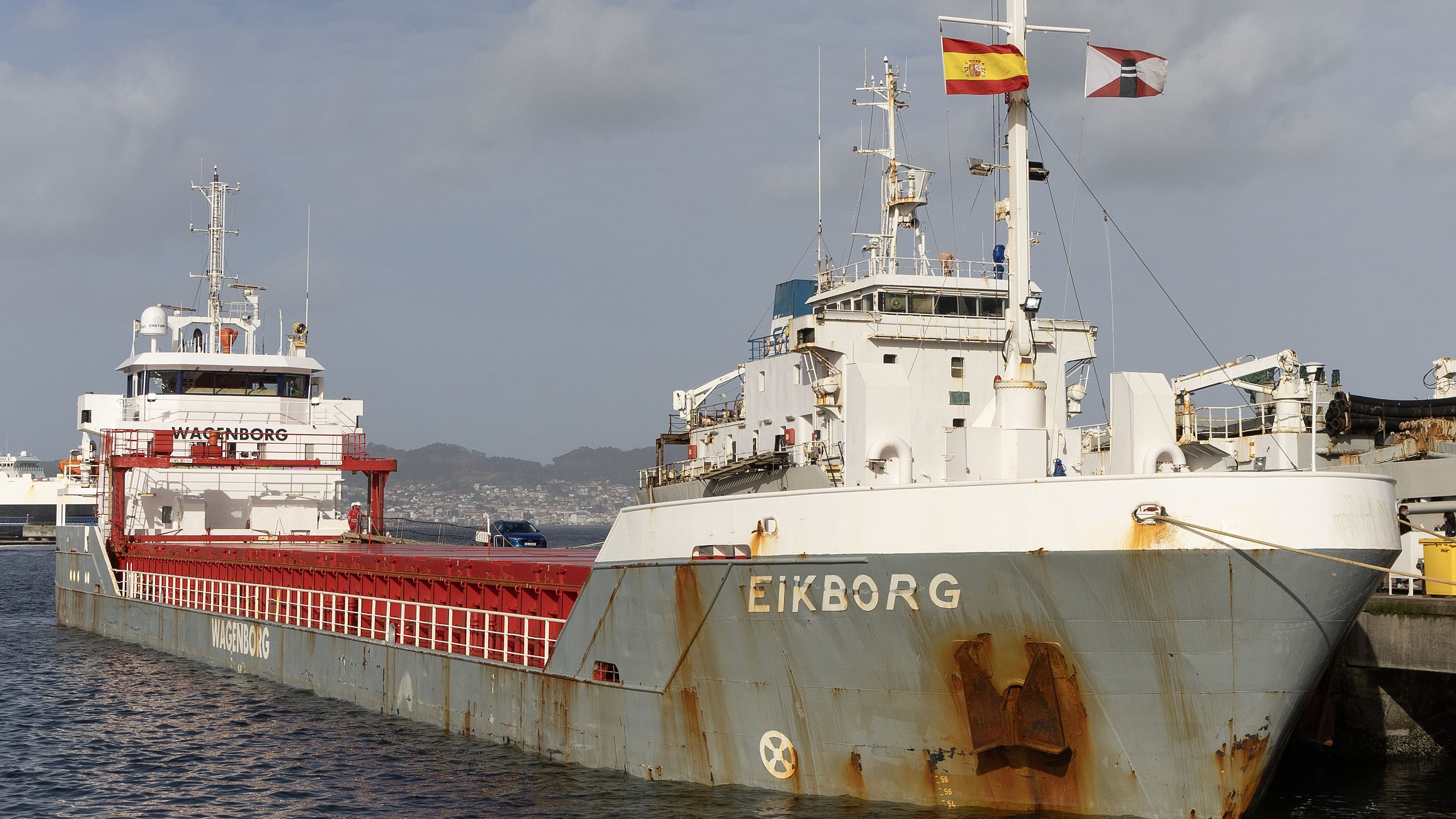 Imaxe do cargueiro nos estaleiros de Vigo onde vai ser reparado. EFE/ Salvador Sas