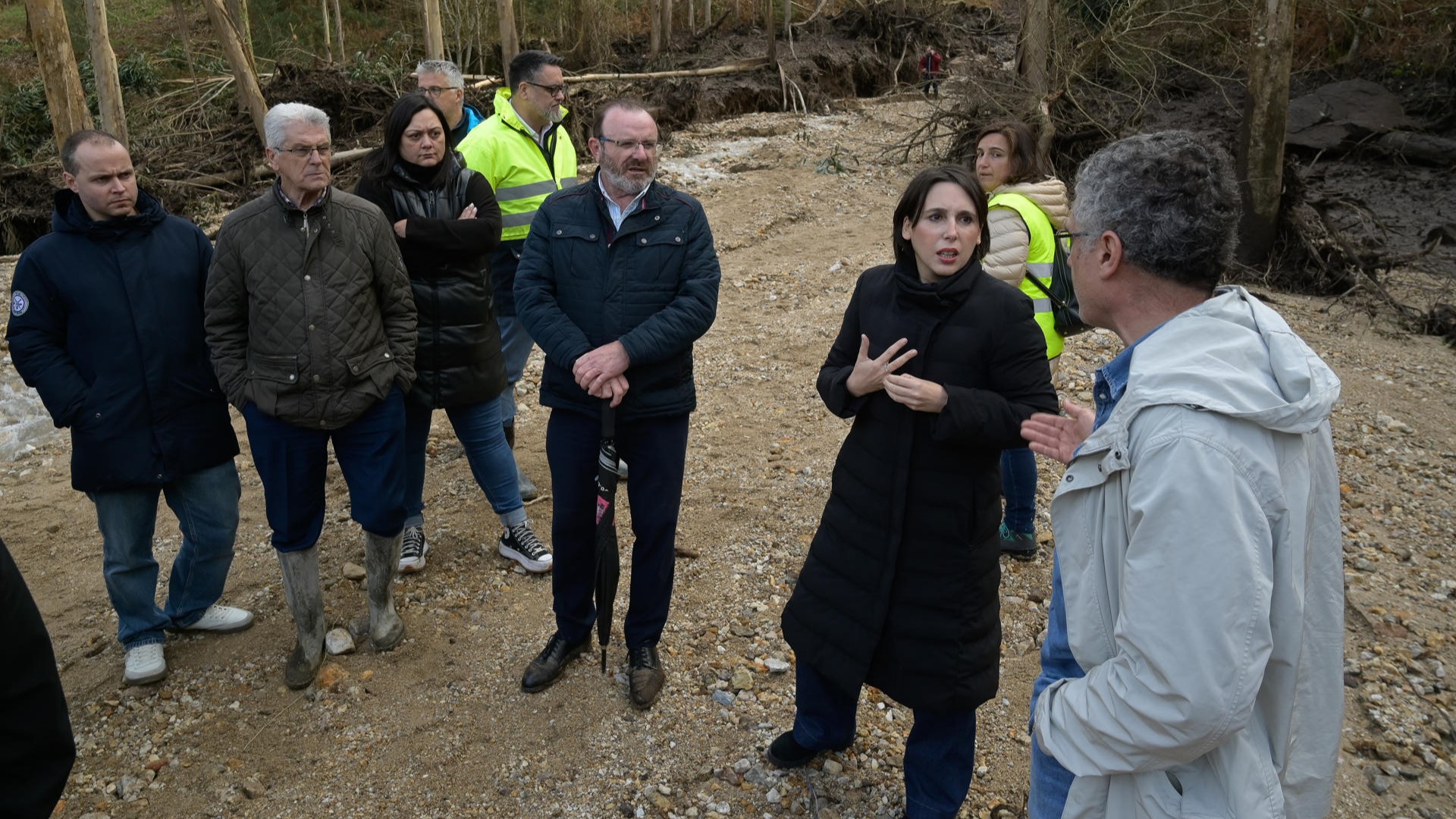 A conselleira de Industria, este sábado na zona do Monte Neme onde se produciu a rotura. Foto: EFE/Moncho Fuentes